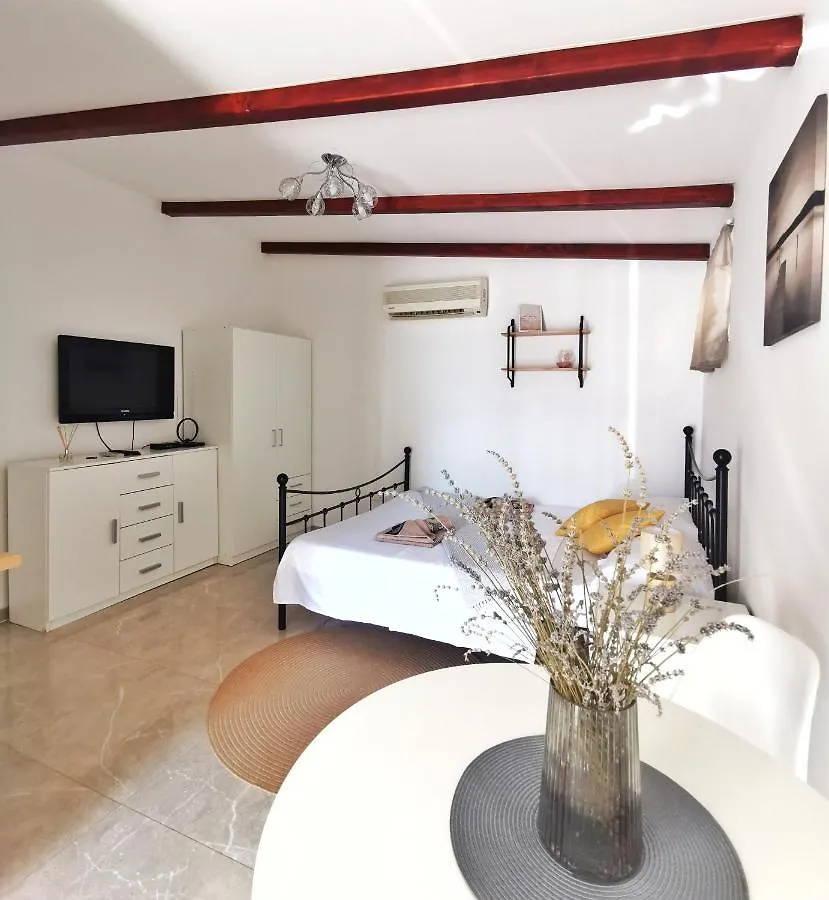 Studio With Character Pula Apartment